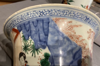 Deux grands vases de forme 'gu' en porcelaine de Chine wucai, &eacute;poque Transition