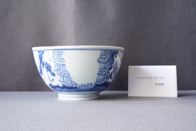 Un bol en porcelaine de Chine en bleu et blanc &agrave; d&eacute;cor d'immortels, Kangxi