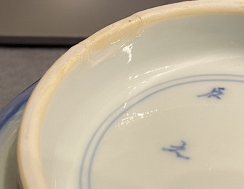 Un bol en porcelaine de Chine en bleu et blanc &agrave; d&eacute;cor d'immortels, Kangxi