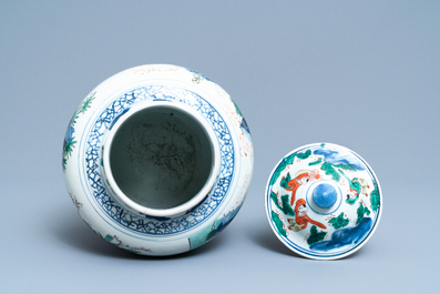 Un vase couvert en porcelaine de Chine wucai, &eacute;poque Transition