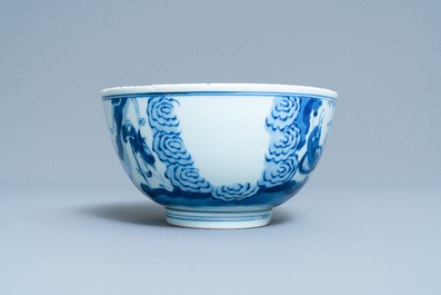 Un bol en porcelaine de Chine en bleu et blanc &agrave; d&eacute;cor d'immortels, Kangxi