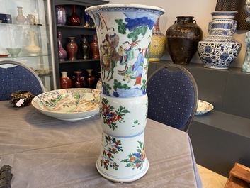 Un vase de forme 'gu' en porcelaine de Chine wucai, Shunzhi