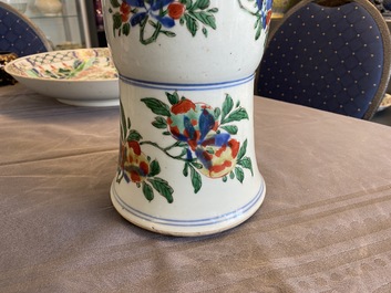 Un vase de forme 'gu' en porcelaine de Chine wucai, Shunzhi