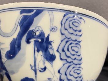 Un bol en porcelaine de Chine en bleu et blanc &agrave; d&eacute;cor d'immortels, Kangxi