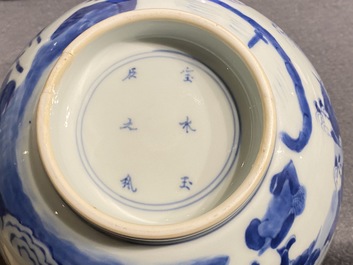 Een Chinese blauw-witte kom met onsterfelijken, Kangxi