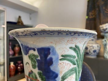 Un vase de forme 'gu' en porcelaine de Chine wucai, Shunzhi