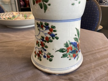 Un vase de forme 'gu' en porcelaine de Chine wucai, Shunzhi