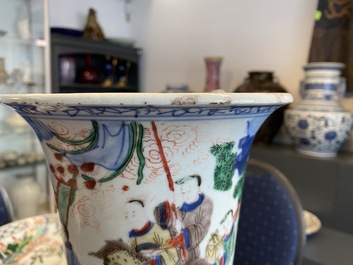 Un vase de forme 'gu' en porcelaine de Chine wucai, Shunzhi