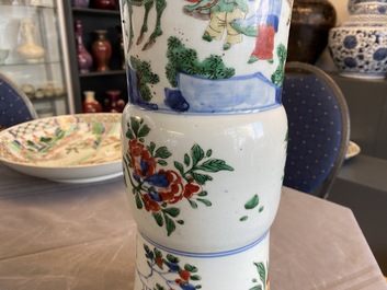 Un vase de forme 'gu' en porcelaine de Chine wucai, Shunzhi