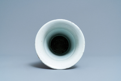 Un vase de forme 'gu' en porcelaine de Chine wucai, Shunzhi