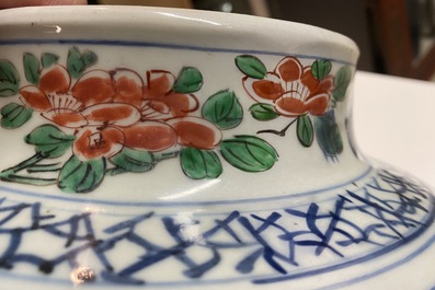 Un vase couvert en porcelaine de Chine wucai, &eacute;poque Transition