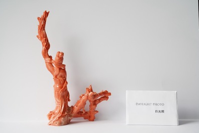 Deux figures en corail rouge sculpt&eacute;, Chine, 19/20&egrave;me