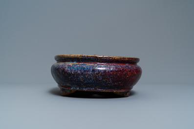 Jardini&egrave;re de forme ovale en porcelaine de Chine &agrave; &eacute;mail flamb&eacute;, 19&egrave;me