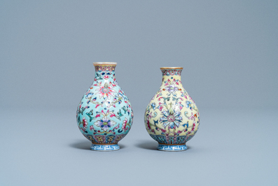 Deux vases miniatures en porcelaine de Chine famille rose, marque de Qianlong, R&eacute;publique