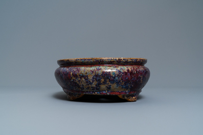 Jardini&egrave;re de forme ovale en porcelaine de Chine &agrave; &eacute;mail flamb&eacute;, 19&egrave;me