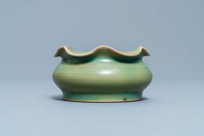 Een Chinese Longquan celadon penselenwasser, Yuan/Ming