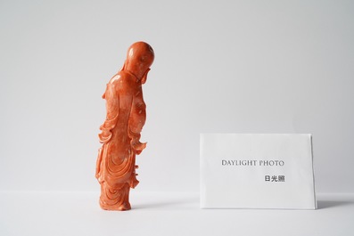 Deux figures en corail rouge sculpt&eacute;, Chine, 19/20&egrave;me