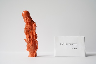 Two Chinese carved red coral figures, 19/20th C.