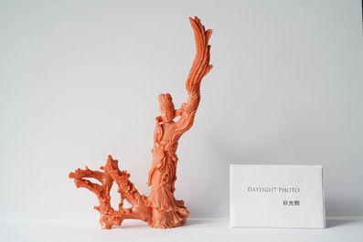 Deux figures en corail rouge sculpt&eacute;, Chine, 19/20&egrave;me