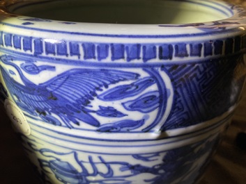 Een Chinese blauw-witte driepotige wierookbrander met draken, Ming