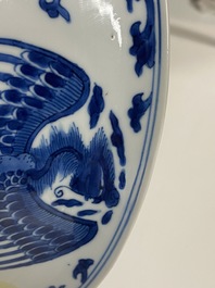 Un bol en porcelaine de Chine en bleu et blanc &agrave; d&eacute;cor de dragons et ph&eacute;nix, marque de Chenghua, Kangxi