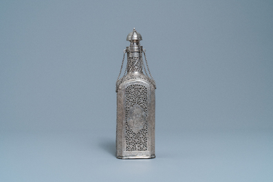 Une bouteille en argent &agrave; int&eacute;rieur en verre, art qajar, Iran, 19&egrave;me