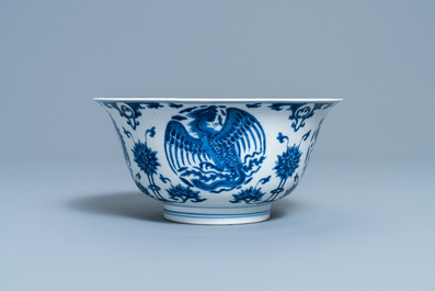Een Chinese blauw-witte 'draken en feniksen' kom, Chenghua merk, Kangxi
