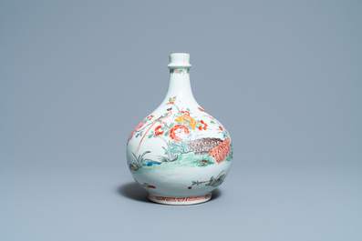 Une bouteille de pharmacie en porcelaine Arita de Japon d&eacute;cor&eacute;e de style Kakiemon aux Pays-Bas, Edo, 17/18&egrave;me