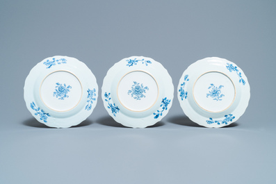 SIx assiettes en porcelaine de Chine en bleu et blanc &agrave; d&eacute;cor d'une sc&egrave;ne du 'Xi Xiang Ji', Qianlong