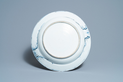 Un tr&egrave;s grand plat en porcelaine de Chine en bleu et blanc de type kraak &agrave; d&eacute;cor de Wang Xizhi, Wanli