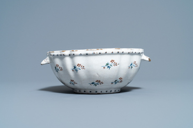 A Brussels faience basin with '&agrave; la haie fleurie' design, 18th C.