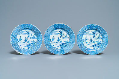 SIx assiettes en porcelaine de Chine en bleu et blanc &agrave; d&eacute;cor d'une sc&egrave;ne du 'Xi Xiang Ji', Qianlong