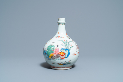 Une bouteille de pharmacie en porcelaine Arita de Japon d&eacute;cor&eacute;e de style Kakiemon aux Pays-Bas, Edo, 17/18&egrave;me