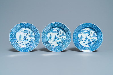 SIx assiettes en porcelaine de Chine en bleu et blanc &agrave; d&eacute;cor d'une sc&egrave;ne du 'Xi Xiang Ji', Qianlong