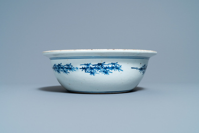 Een Chinees blauw-wit bassin met een tijger, Jiaqing