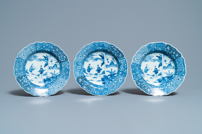 SIx assiettes profondes en porcelaine de Chine en bleu et blanc &agrave; d&eacute;cor d'une sc&egrave;ne du 'Xi Xiang Ji', Qianlong