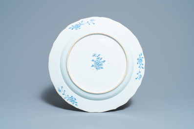 Un grand plat en porcelaine de Chine en bleu et blanc &agrave; d&eacute;cor d'une sc&egrave;ne du 'Xi Xiang Ji', Qianlong