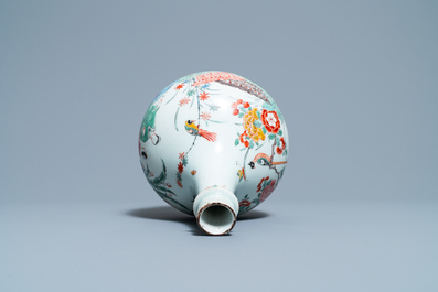 Une bouteille de pharmacie en porcelaine Arita de Japon d&eacute;cor&eacute;e de style Kakiemon aux Pays-Bas, Edo, 17/18&egrave;me