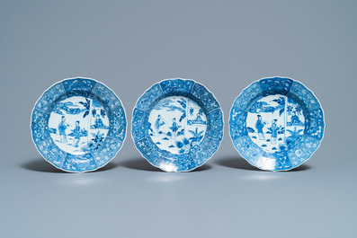 Six assiettes en porcelaine de Chine en bleu et blanc &agrave; d&eacute;cor d'une sc&egrave;ne du 'Xi Xiang Ji', Qianlong