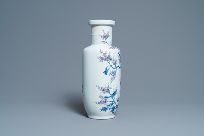 Een Chinese blauw-witte en koperrode rouleau vaas met vogels bij bloesems, 20e eeuw