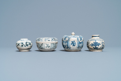 Vier blauw-witte Vietnamese of Annamese stukken en een Chinees zalfpotje, 15/16e eeuw