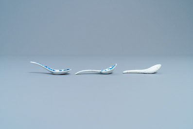 Forty Chinese blue and white spoons, 19/20th C.