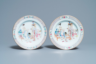 Une paire d'assiettes en porcelaine de Chine famille rose au dos rouge de rubis, Yongzheng