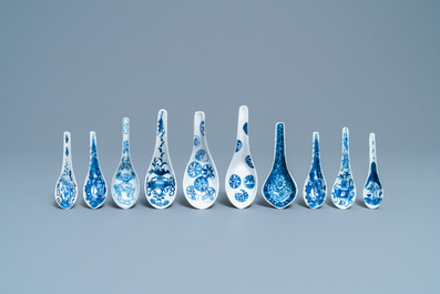 Veertig Chinese blauw-witte lepels, 19/20e eeuw