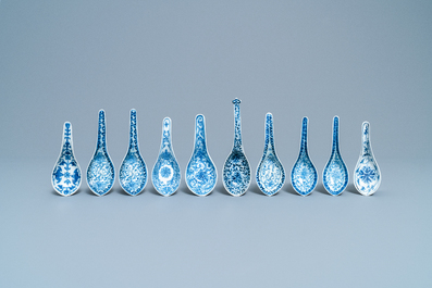 Veertig Chinese blauw-witte lepels, 19/20e eeuw