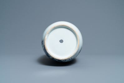 Un vase de forme rouleau en porcelaine de Chine en bleu, blanc et rouge de cuivre, 20&egrave;me