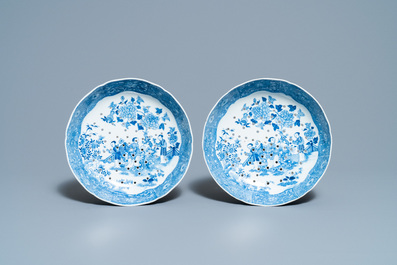 Une paire d'&eacute;gouttoirs en porcelaine de Chine en bleu et blanc, Qianlong