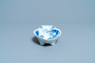 Een Chinese blauw-witte ko-sometsuke schotel voor de Japanse markt in de vorm van een luit, Tianqi