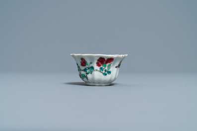 Une tasse et soucoupe de forme lob&eacute;e en porcelaine de Chine famille rose &agrave; d&eacute;cor de coqs, Yongzheng