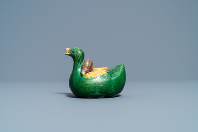 Een Chinese sancai-geglazuurde waterdruppelaar in de vorm van een eend, Ming